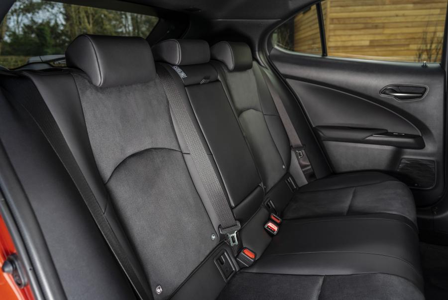 Интерьер Lexus UX250h F-Sport 2019 года  (UK) (фото 8 из 40)